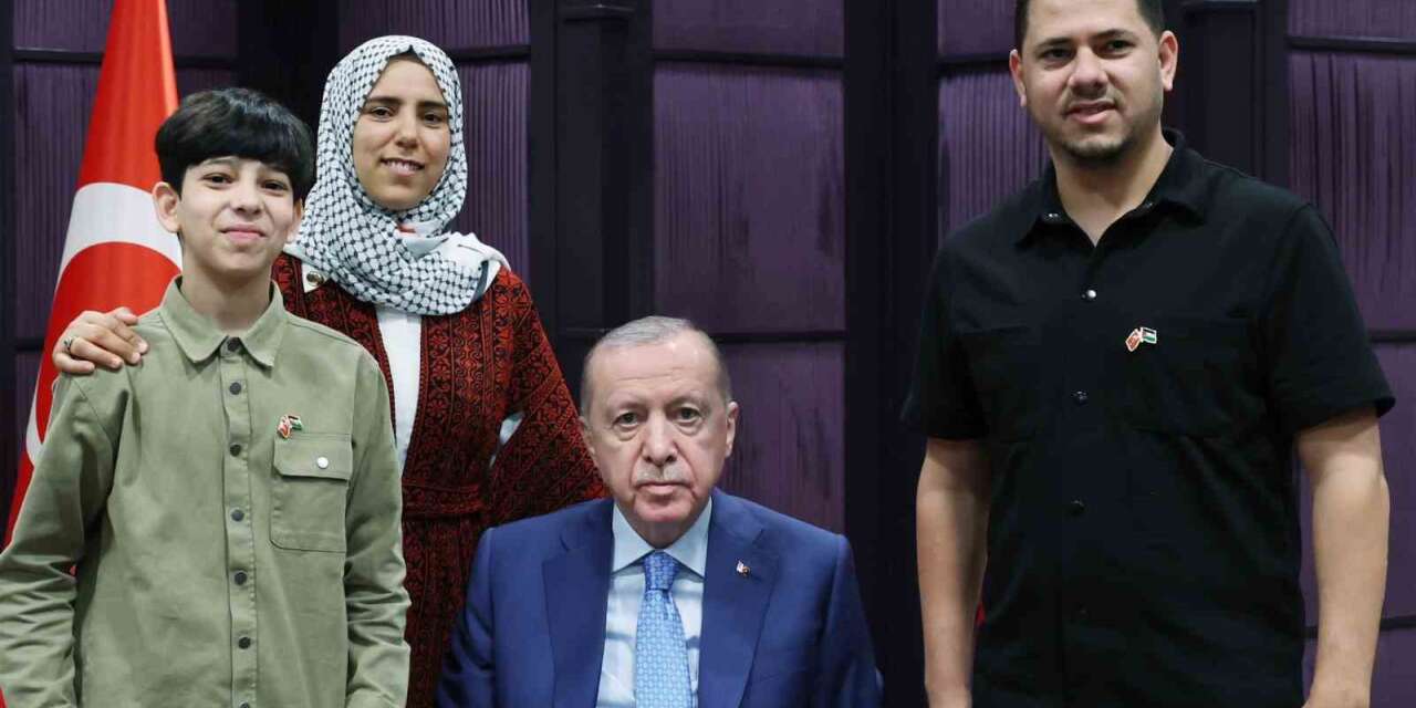 cumhurbaskani-recep-tayyip-erdogan-gazze-dramini-anlatan-videolariyla-taninan-11-yasindaki-gazzeli-ramazan-ebu-cezer-ve-ailesini-kabul-etti