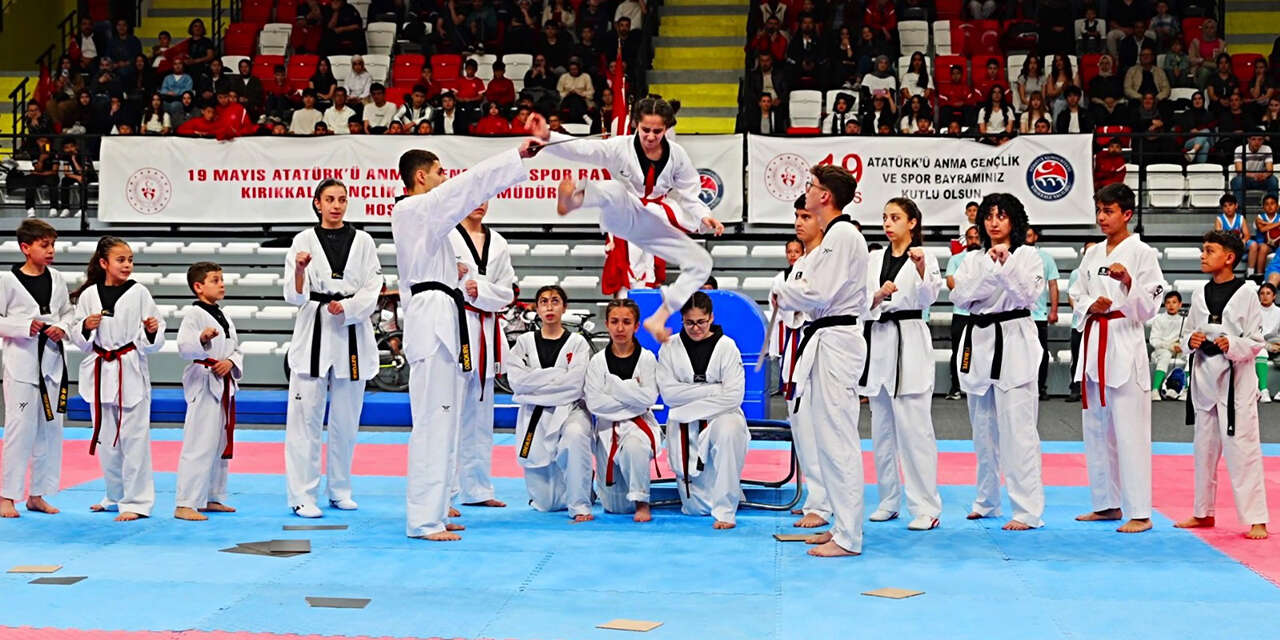 19-mayis-coskusu-renkli-gosterilerle-kutlandi2