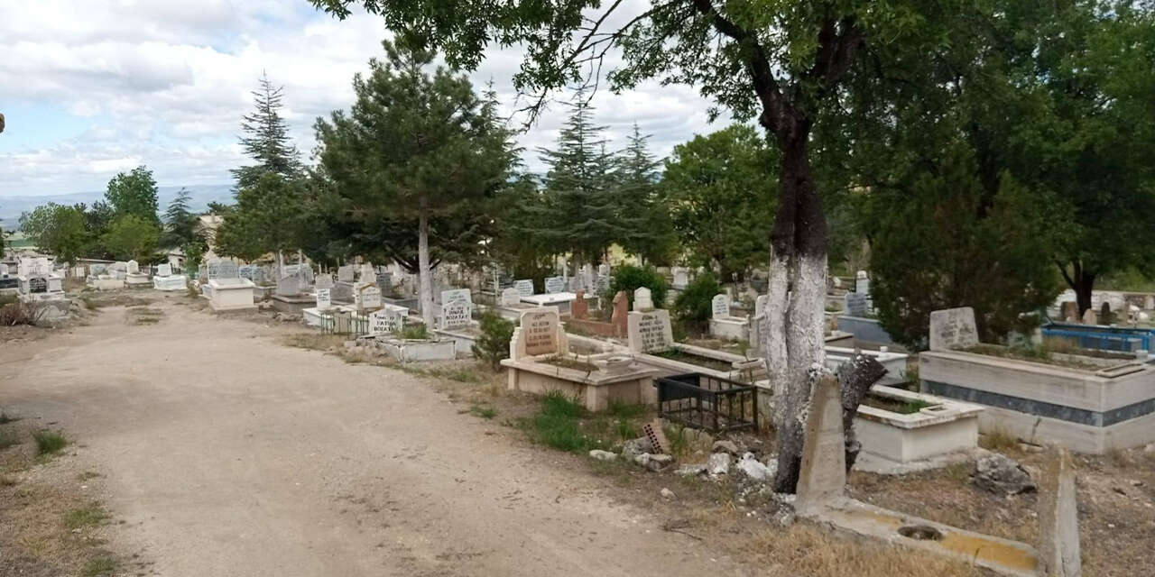 keskinde-bayram-oncesi-mezarliklarda-temizlik-seferberligi3