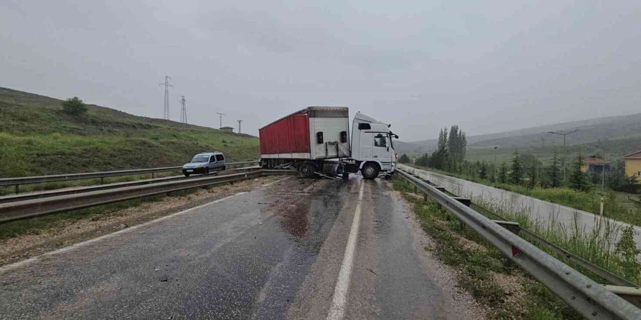 ankaranin-haymana-ilcesinde-yoldan-cikarak-karsi-seride-gecen-tir-ile-minibusun-czarpismasi-sonucu-11-kisi-yaralandi