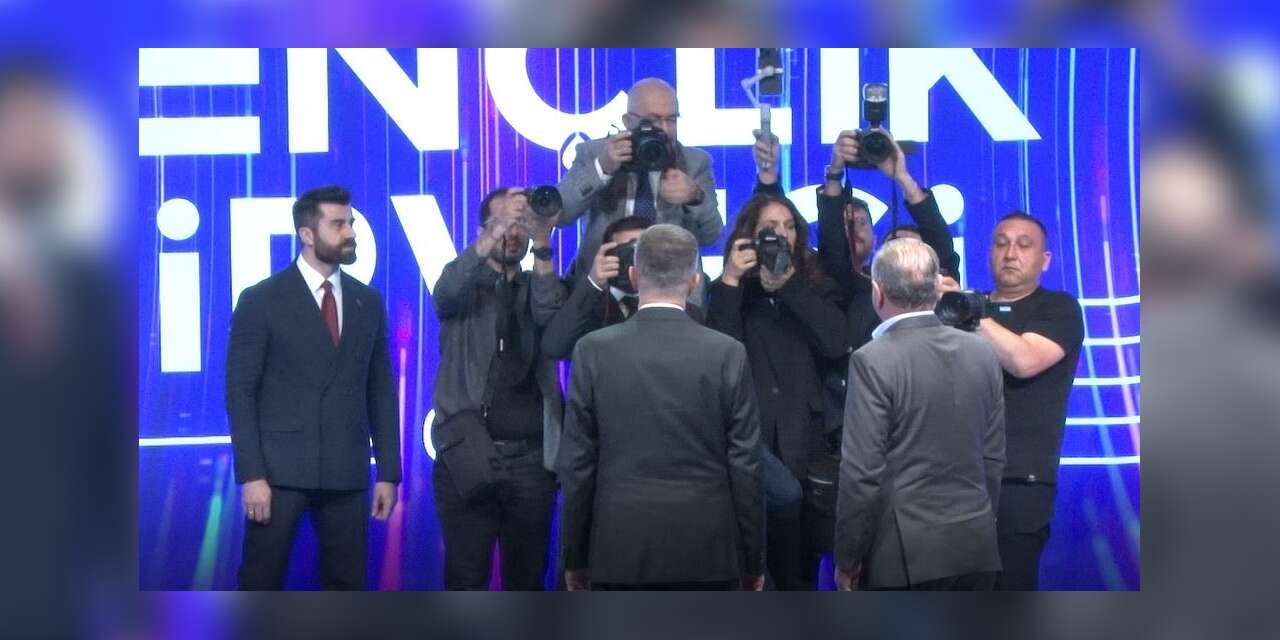 dezenformasyonla-mucadele-ulusal-genclik-zirvesi-2026-genclik-ve-spor-bakani-osman-askin-bak-ile-iletisim-baskani-burhanettin-duranin-katilimiyla-gerceklestirildi