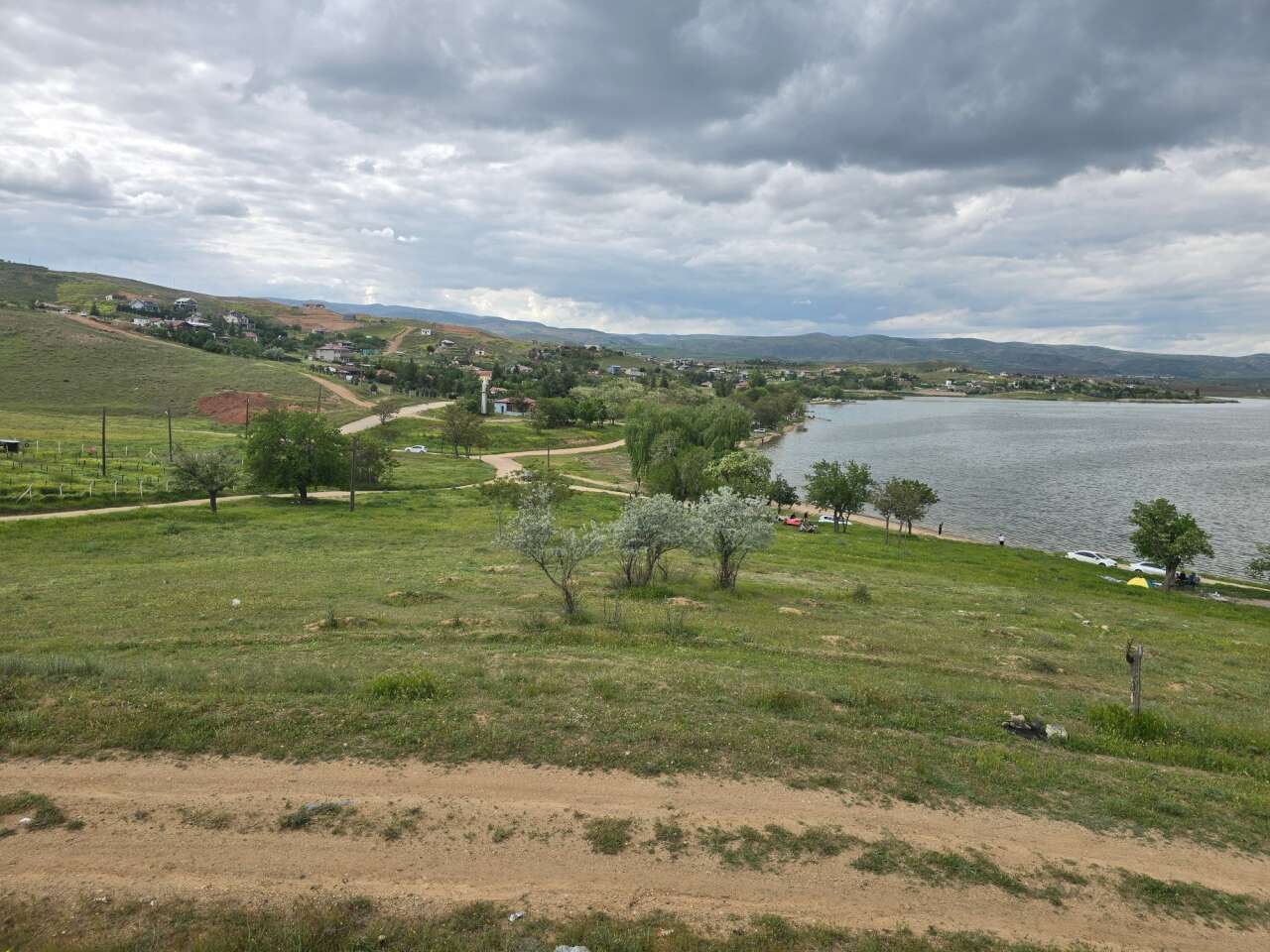 karaahmetli-koyu-baraj-kiyilari-yazin-gozdesi-oldu