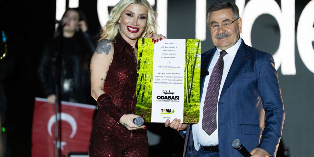 sahneye-cicek-yerine-dogaya-katki-sunan-anlamli-bir-jestle-cikan-odabasi-irem-derici-adina-19-adet-fidan-bagisinda-bulundu
