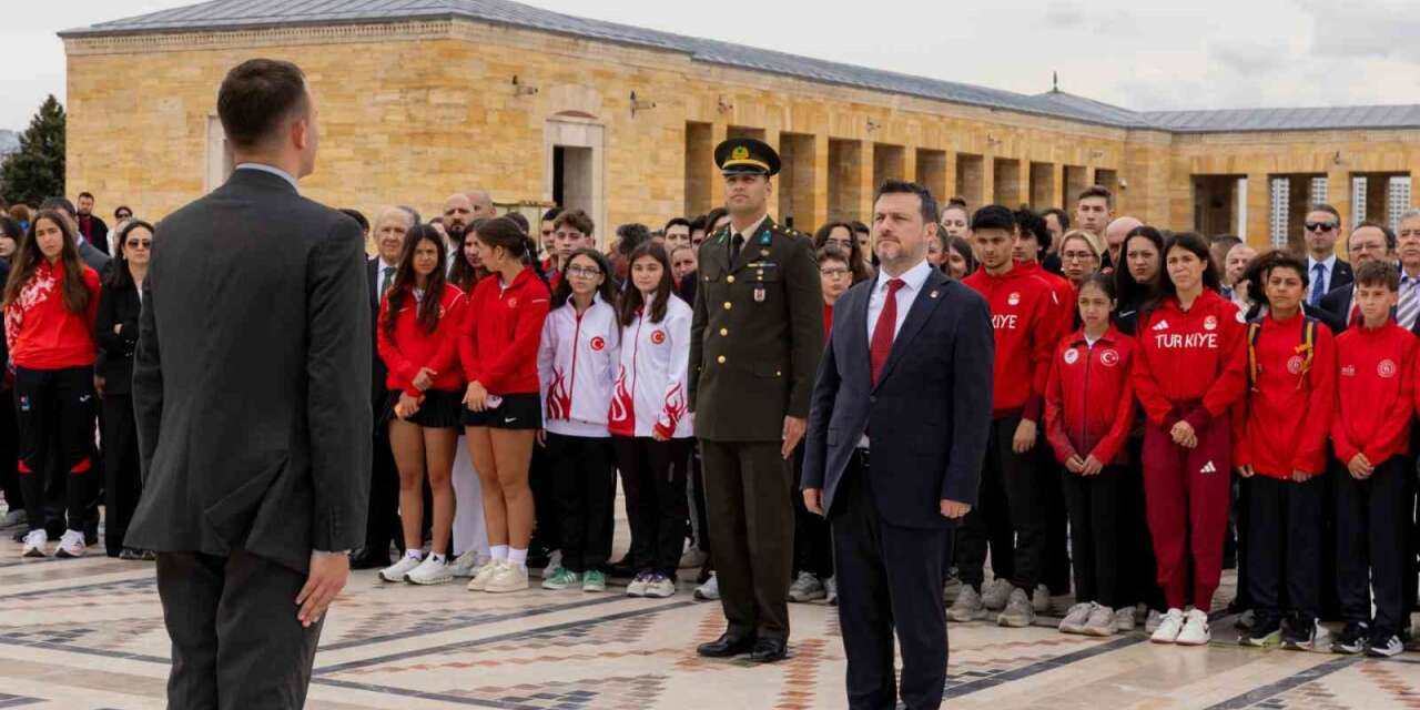 turkiye-milli-olimpiyat-komitesi-tmok-baskani-veli-ozan-cakir-yonetim-kurulu-uyeleri-spor-federasyonu-baskanlari-ve-milli-sporcular-anitkabiri-ziyaret-etti