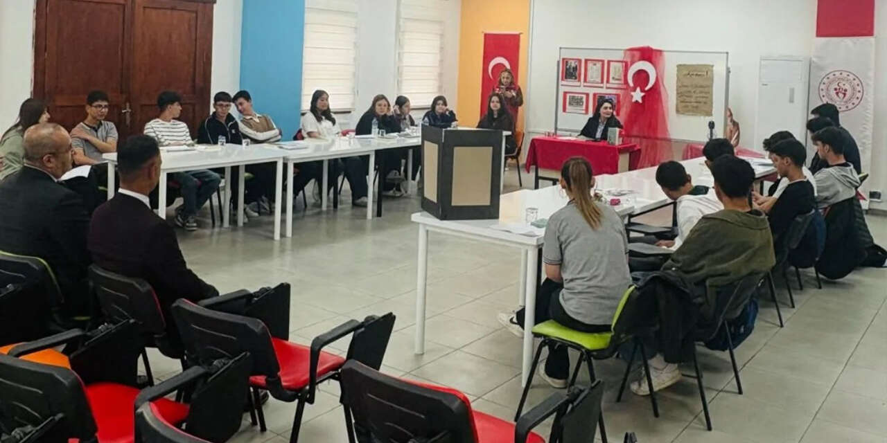 kaymakam-bozkir-ogrencilerle-safahat-asim-etkinliginde-bulustu2