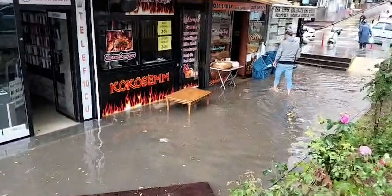 saganak-yagis-sonrasi-dukkanlari-su-basti2