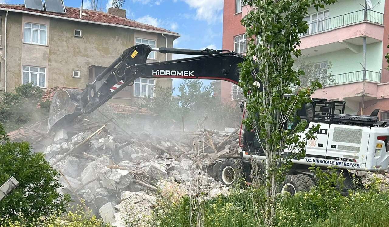 kirikkalede-metruk-yapilar-bir-bir-yikiliyor