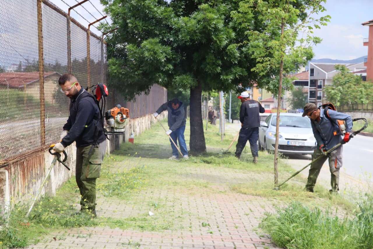 belediye-ekiplerinden-yesil-alanlarda-yogun-mesai