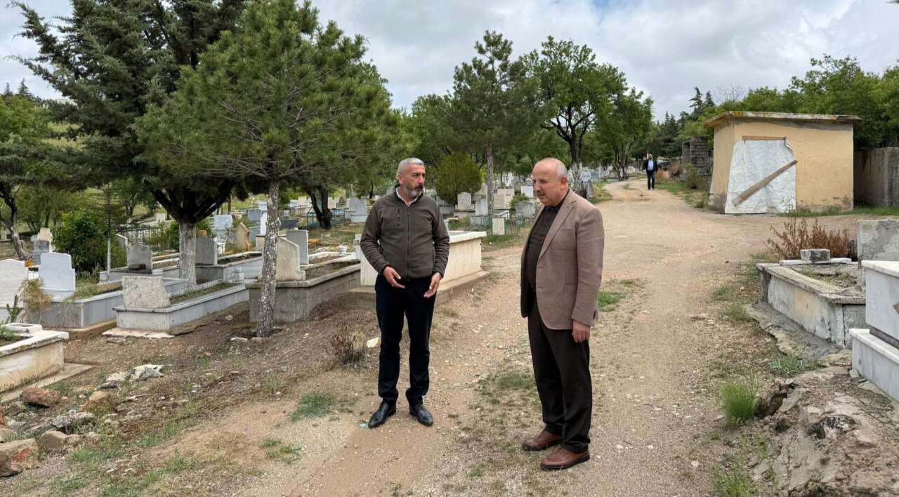 keskinde-mezarliklar-bayrama-hazirlaniyor