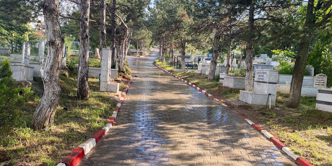 kirikkale-belediyesinden-bayram-oncesi-mezarliklarda-yogun-mesai