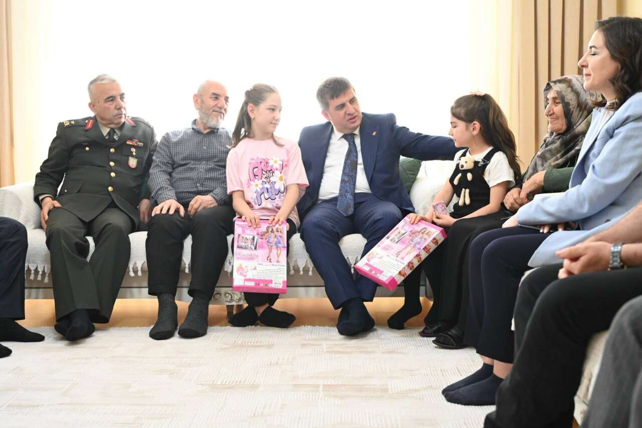 sehit-sukru-ceylanin-ailesine-duygusal-ziyaret