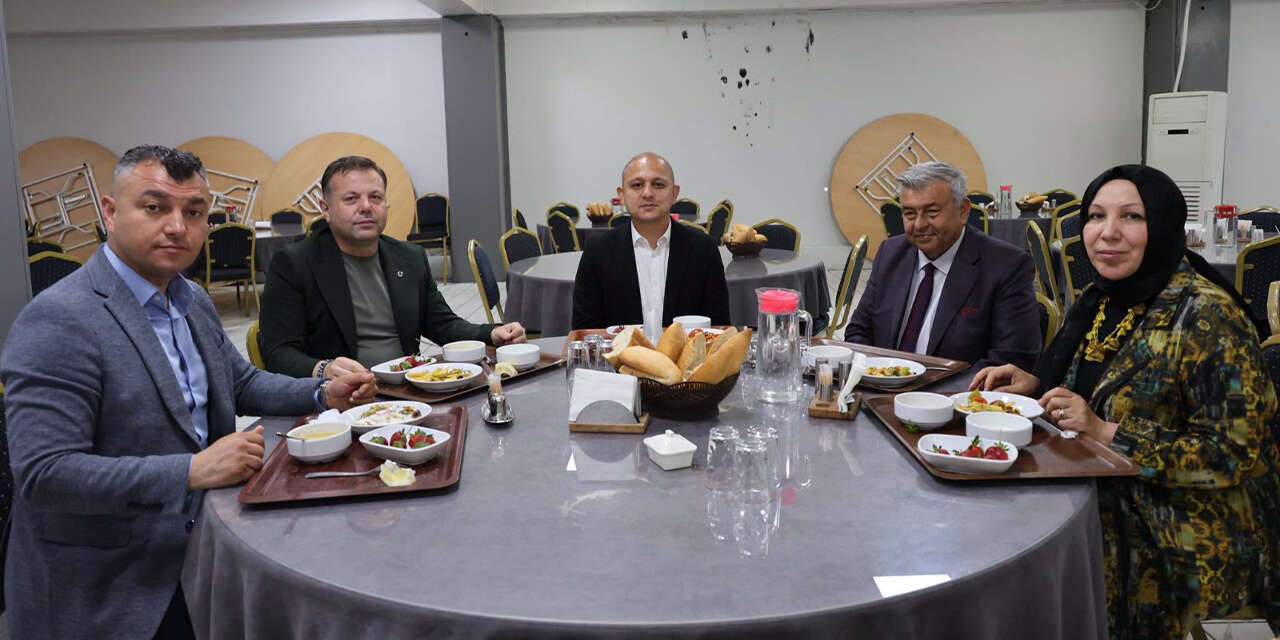 baskan-onal-belediye-personeliyle-bayramlasti2