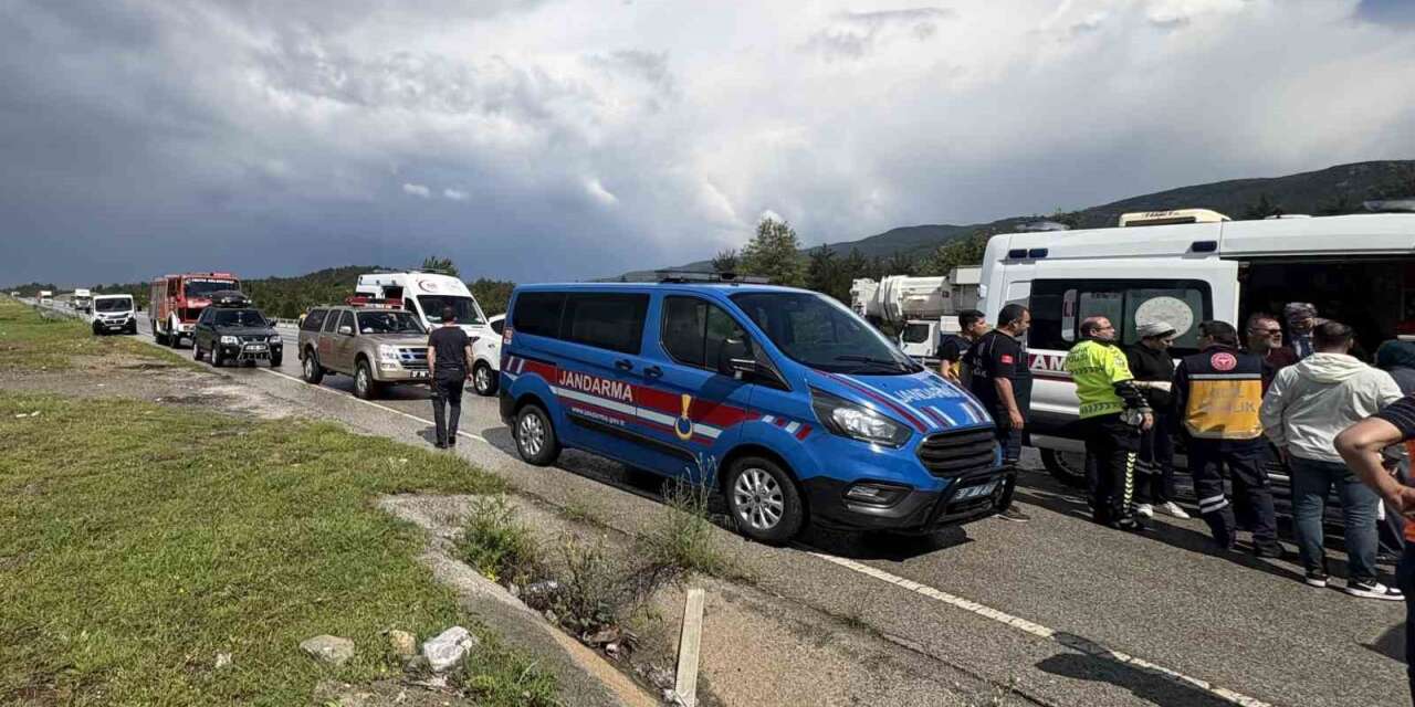 corumun-kargi-ilcesi-d100-karayolunda-kamyonun-kayan-romorkunun-carptigi-minibusteki-5-kisi-yaralandi