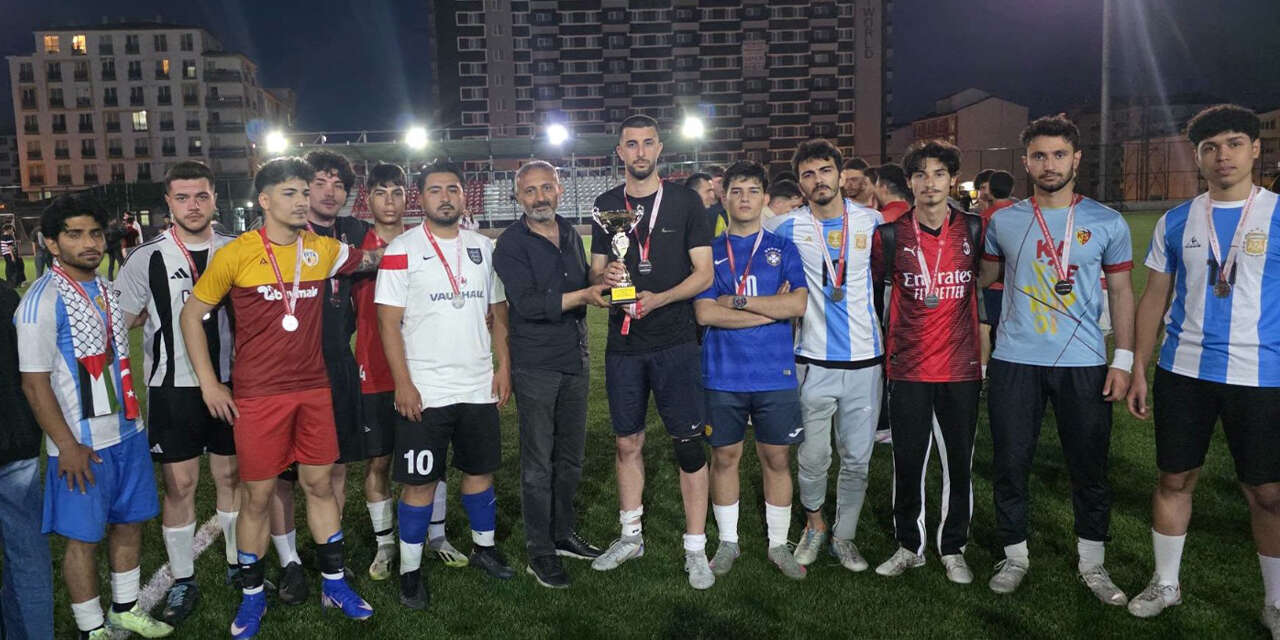 yurt-ogrencileri-futbol-macinda-yaristi-3