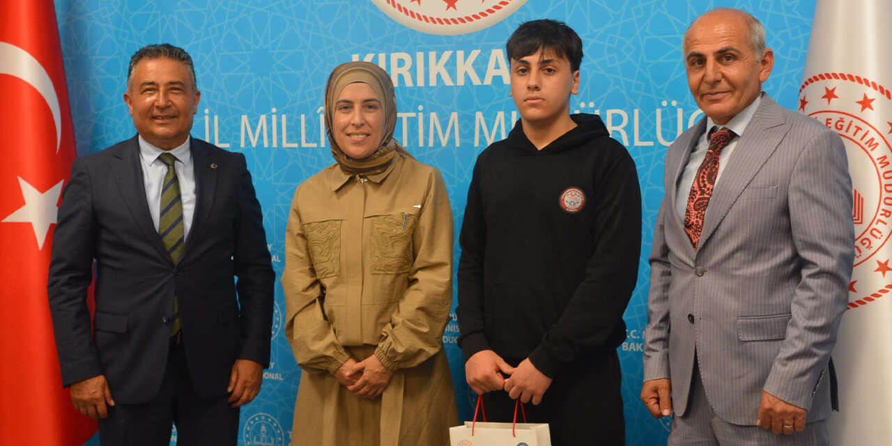 turkiye-derecesi-yapan-ogrenciler-odullendirildi2