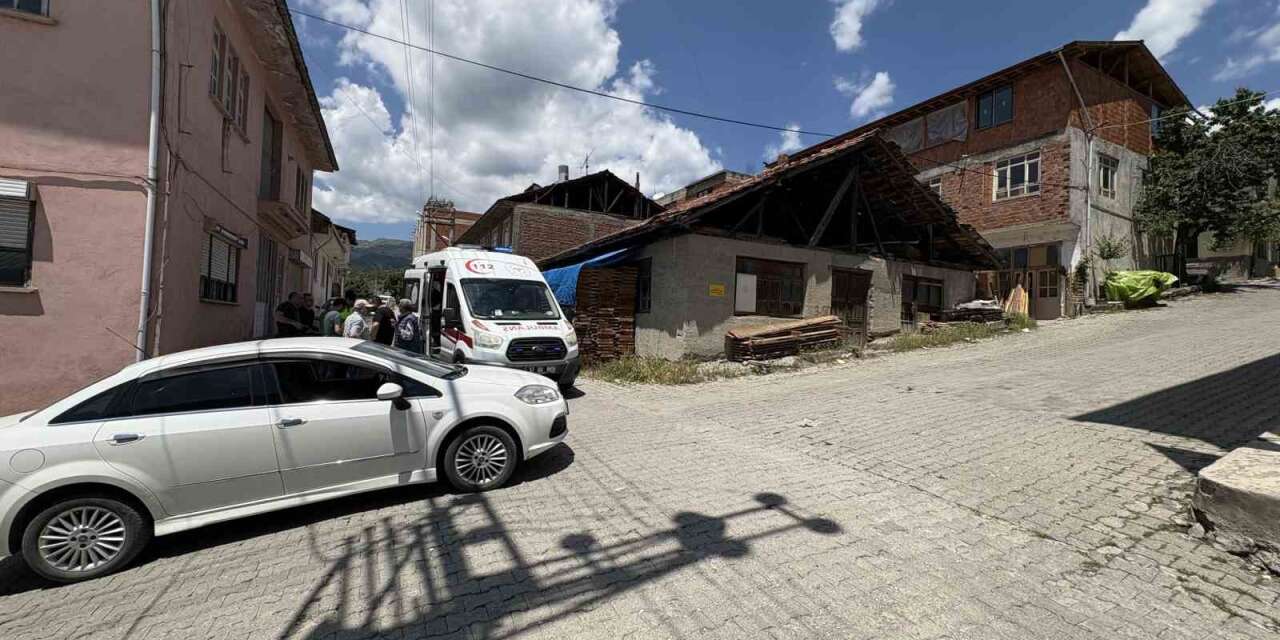 kastamonunun-tosya-ilcesinde-oyun-oynadigi-sirada-yola-cikan-cocuga-arac-carpti-yaralanan-cocuk-saglik-ekiplerince-hastaneye-kaldirildi