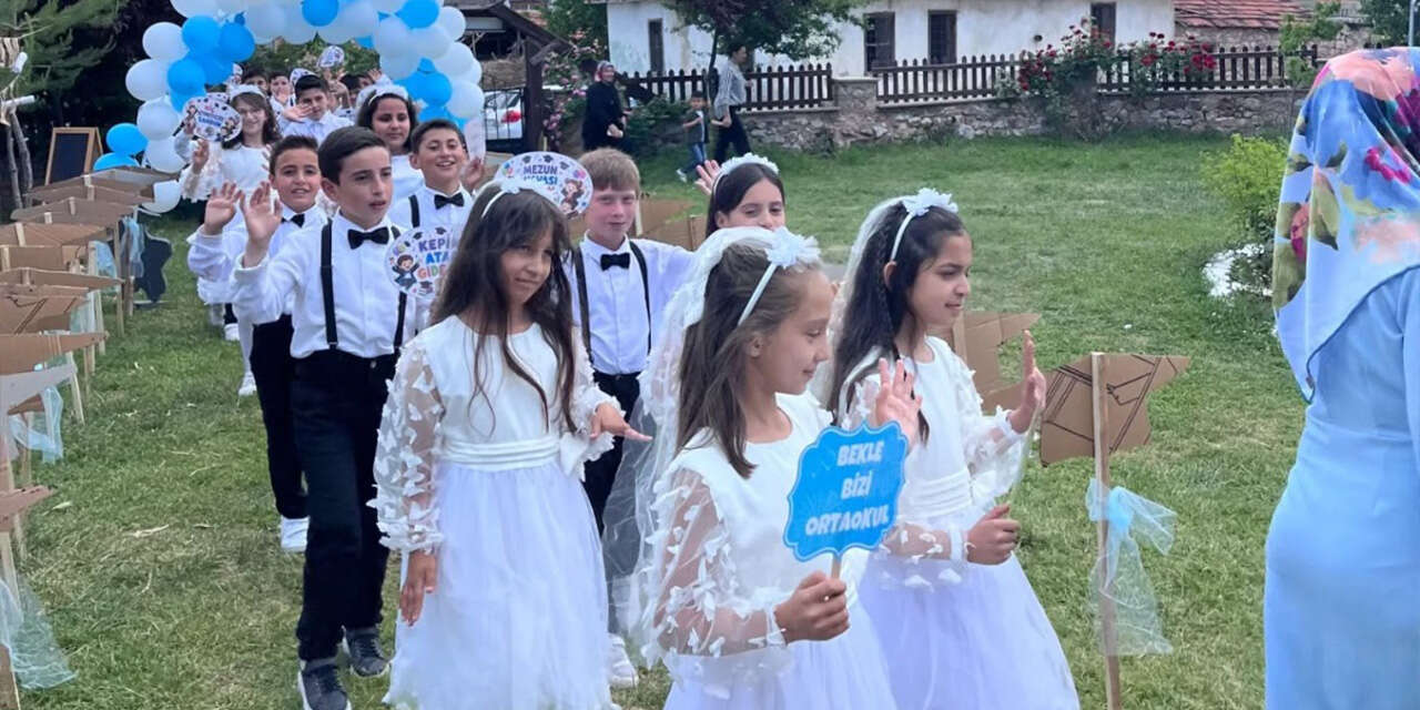 bilge-kaan-ilkokulunda-mezuniyet-coskusu2