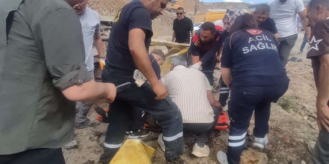 yahsihanda-is-makinesi-devrildi-operator-arac-icinde-sikisti1