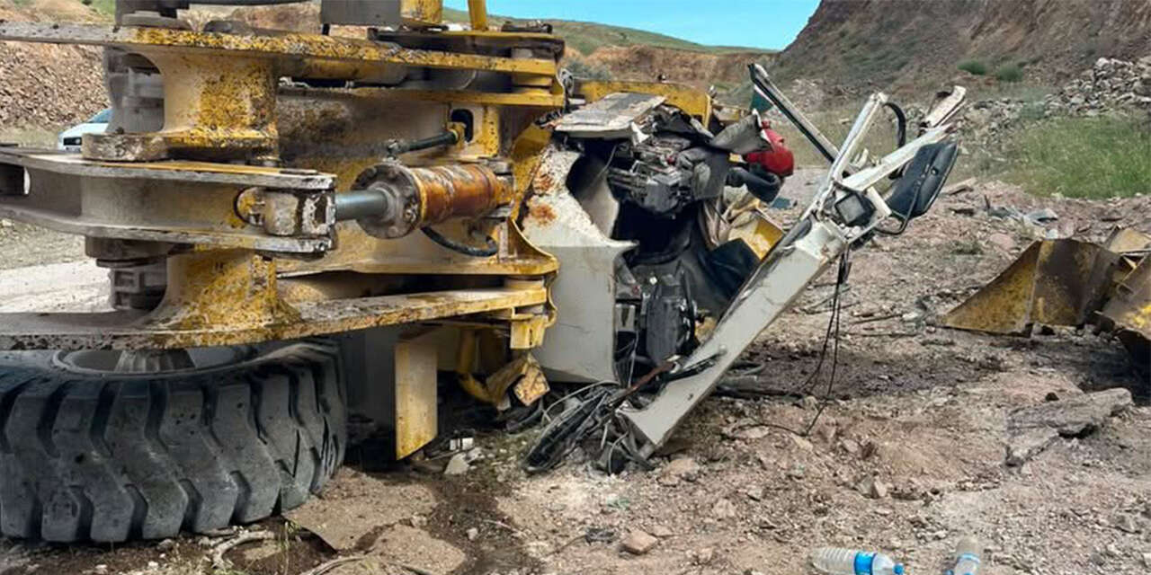 yahsihanda-is-makinesi-devrildi-operator-arac-icinde-sikisti1