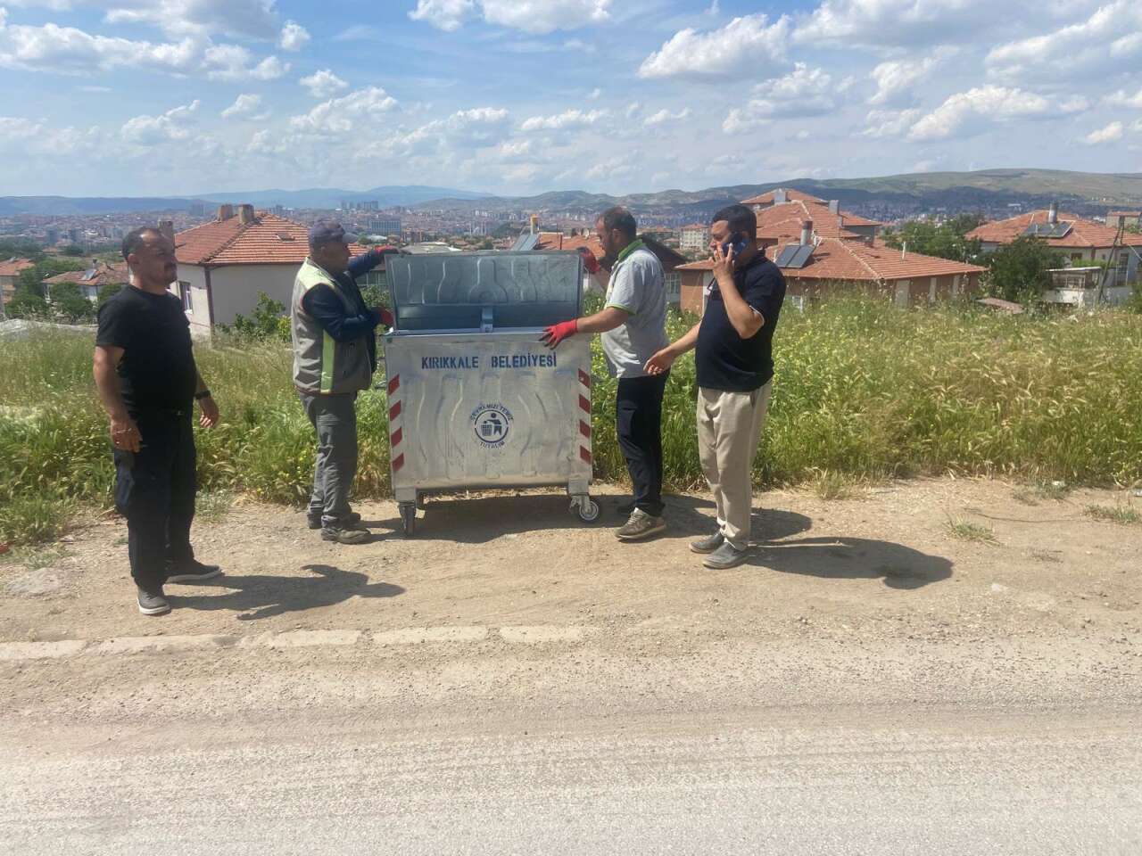 mahallelere-yeni-cop-konteyneri-destegi