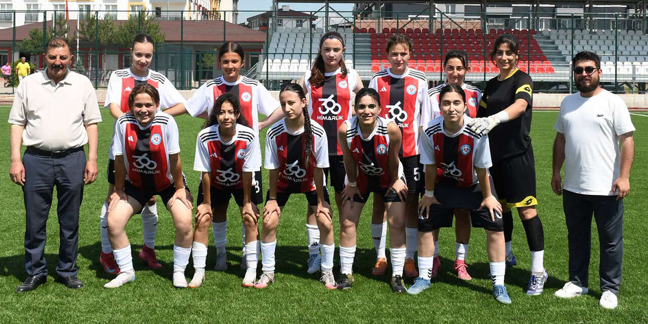 yesil-sahada-kadinlarin-futbol-heyecani-yasandi-3