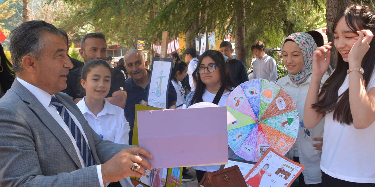 ortaokul-ogrencilerinin-sergisi-hayran-birakti-2
