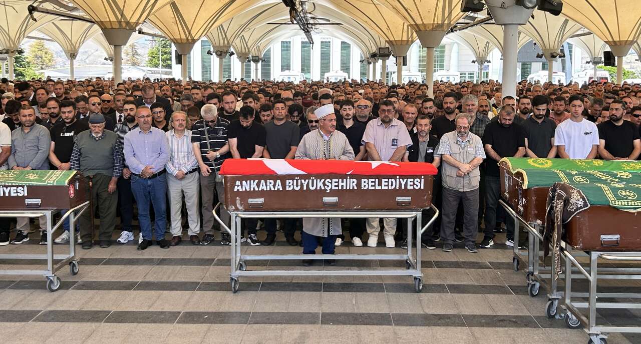 patlamada-hayatini-kaybeden-isci-topraga-verildi
