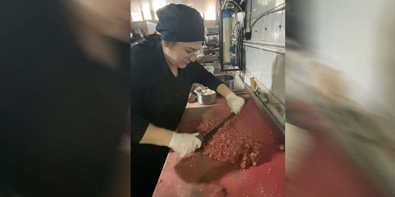 kirikkalede-bir-ilk-kadinlar-doner-ve-kebap-ustasi-olmak-icin-tezgah-basinda-2