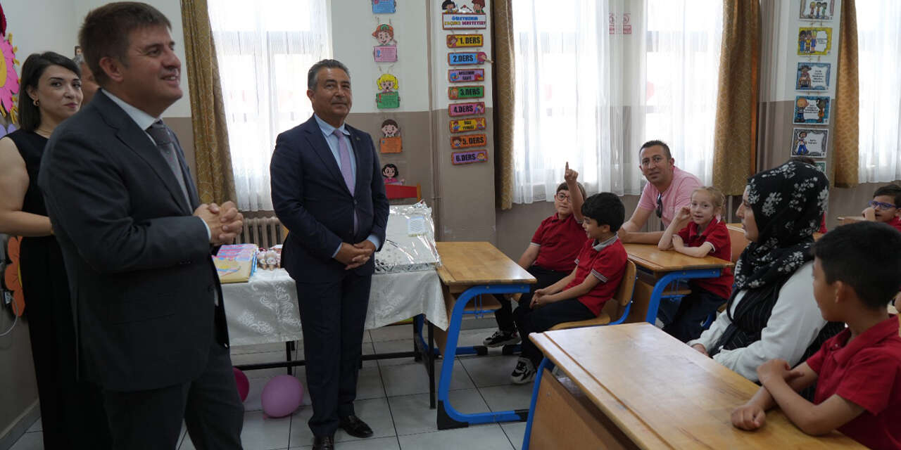 ogrenciler-karnelerini-aldi-yaz-tatili-basladi-3