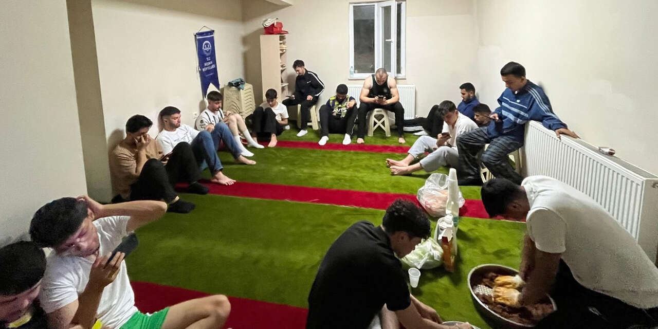 keskinde-yurt-ogrencilerine-cig-kofteli-veda-2