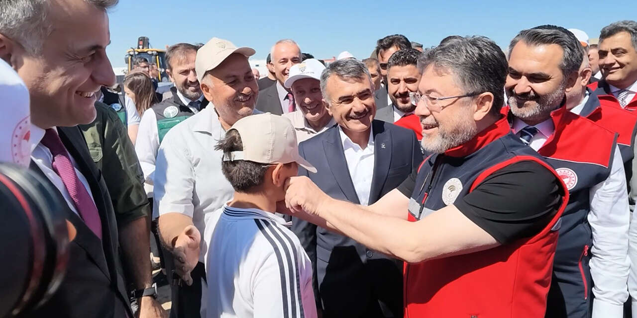 bakan-yumaklidan-elini-opmek-isteyen-cocuga-esprili-cevap-2