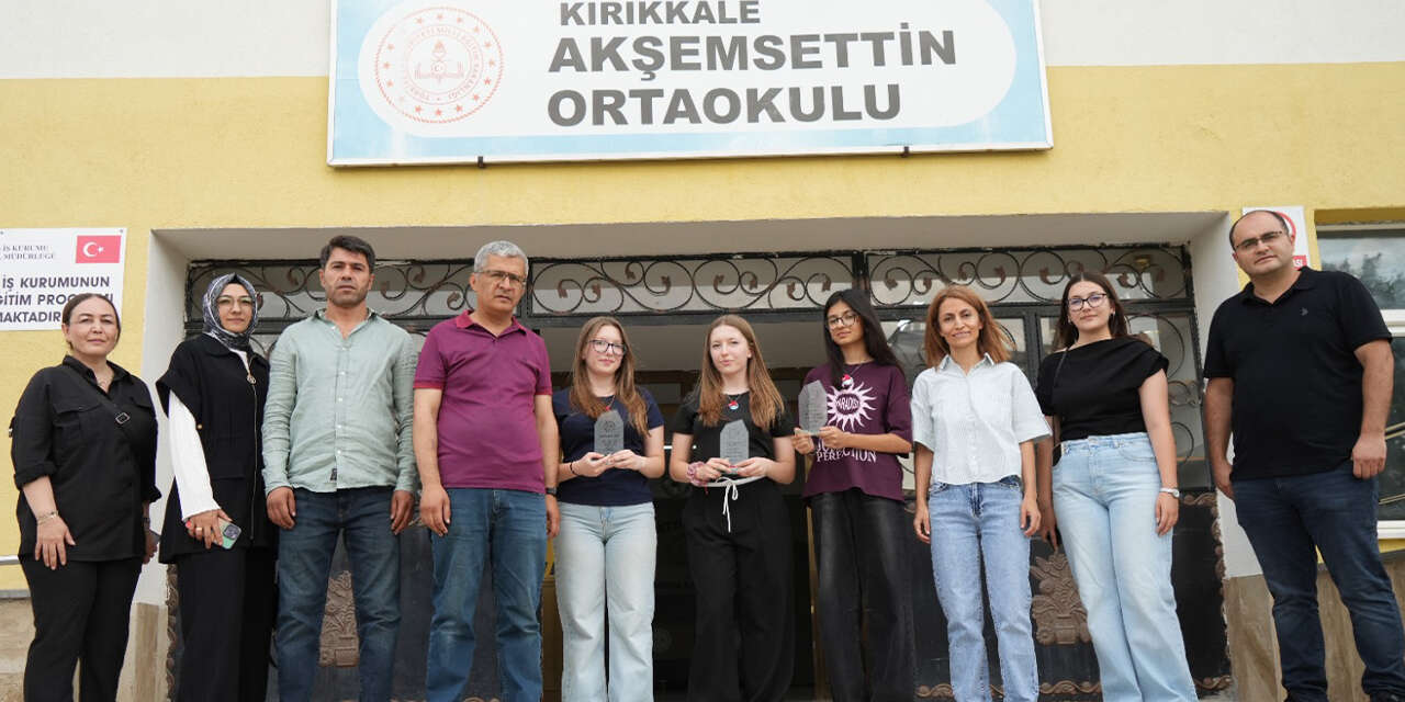 ogrencilere-plaket-ve-altin-hediye-etti-2
