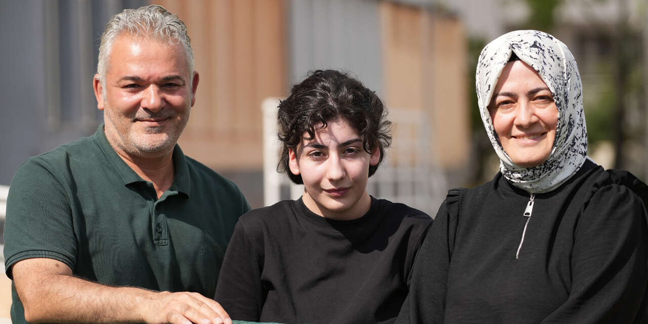 ogrencilere-plaket-ve-altin-hediye-etti-4