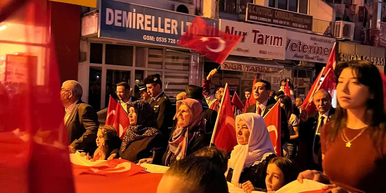 ellerinde-turk-bayraklariyla-yuruduler-2