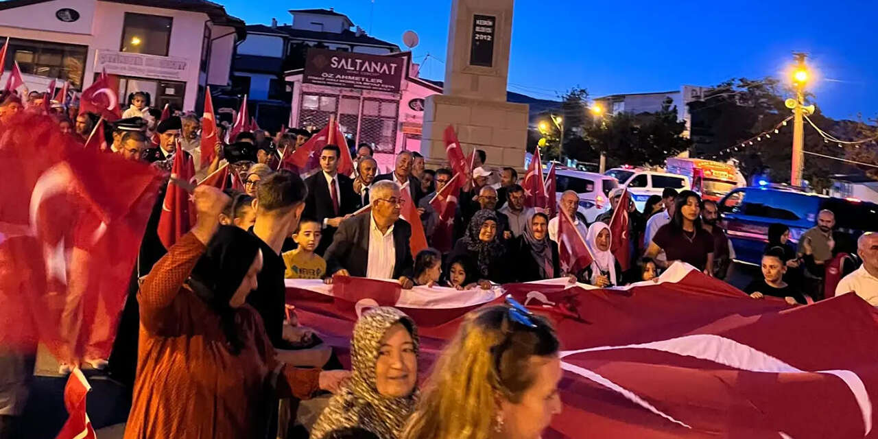 ellerinde-turk-bayraklariyla-yuruduler-3