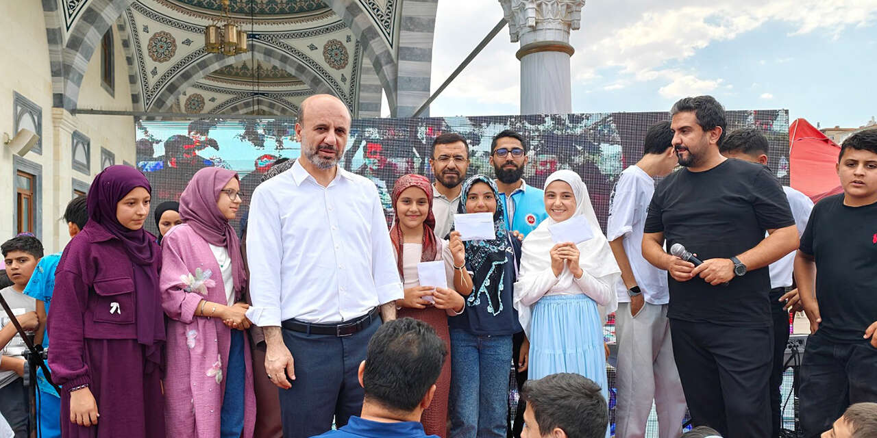 nur-camii-avlusu-cocuk-sesleriyle-senlendi-3