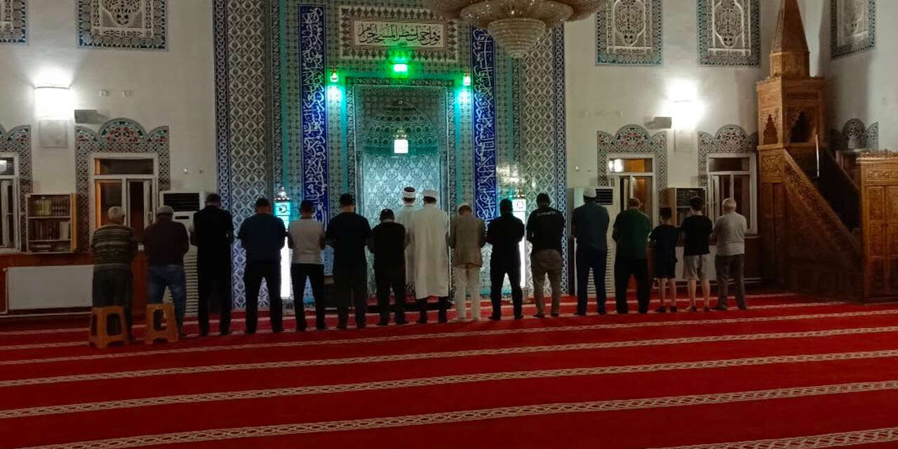 delicede-gonuller-camide-bulusuyor-aileler-ve-cemaat-ayni-saflarda-bulustu-2