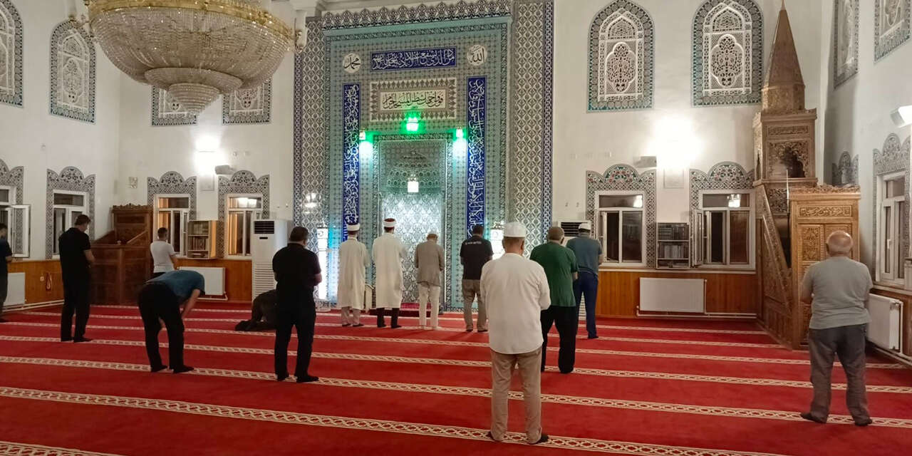 delicede-gonuller-camide-bulusuyor-aileler-ve-cemaat-ayni-saflarda-bulustu-3