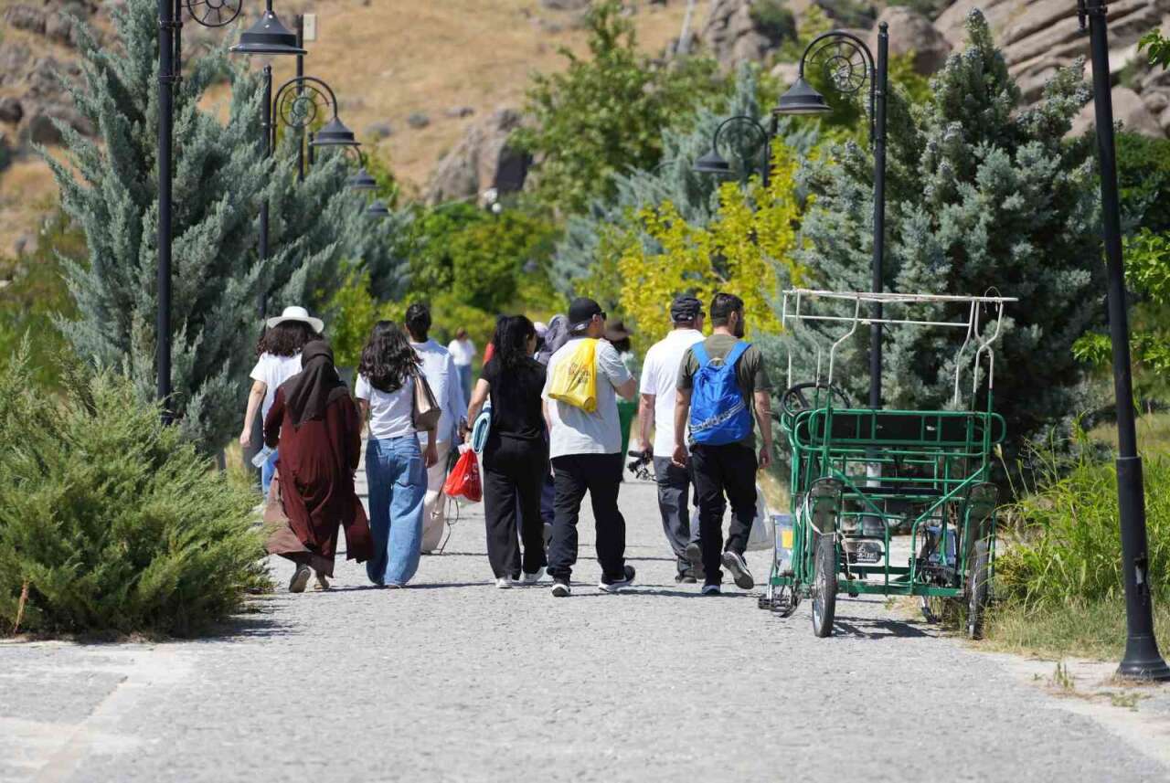 cesnigir-koprusu-ve-kanyonunu-ziyaret-eden-vatandaslar-tarihi-ve-dogal-guzellikler-arasinda-yuruyus-yaparak-bolgeyi-gezdi