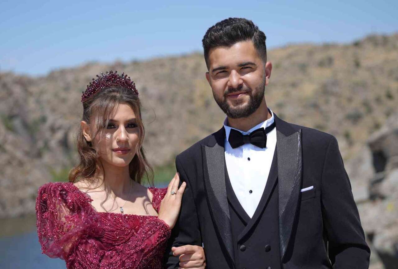 nisanli-cift-mert-gocmenoglu-ile-aleyna-oz-cesnigirin-dogal-manzarasinda-hatira-fotografi-cektirdi