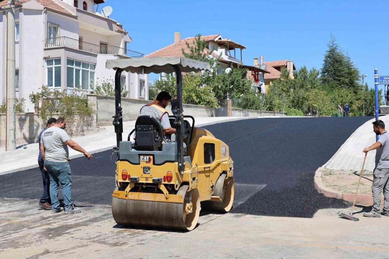 kirikkale-belediyesi-osmangazi-mahallesinde-bin-400-metre-uzunlugundaki-yolu-3-bin-700-ton-sicak-asfaltla-yenilerken-bolgede-9-bin-933-metrekare-kilit-parke-ve-4-bin-912-metre-beton-bordur-calismasini-tamamladi
