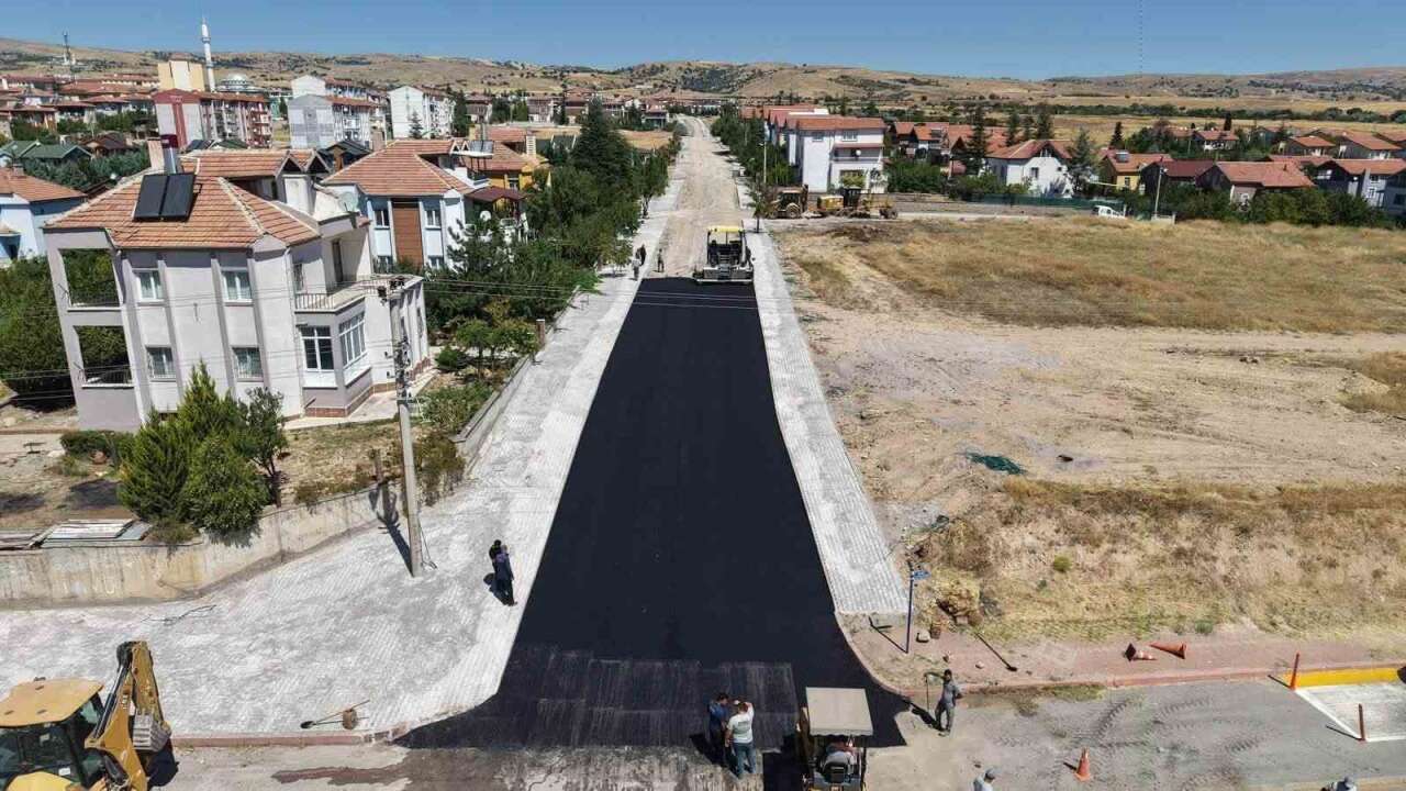 kirikkale-belediyesi-osmangazi-mahallesinde-bin-400-metre-uzunlugundaki-yolu-3-bin-700-ton-sicak-asfaltla-yenilerken-bolgede-9-bin-933-metrekare-kilit-parke-ve-4-bin-912-metre-beton-bordur-calismasini-tamamladi