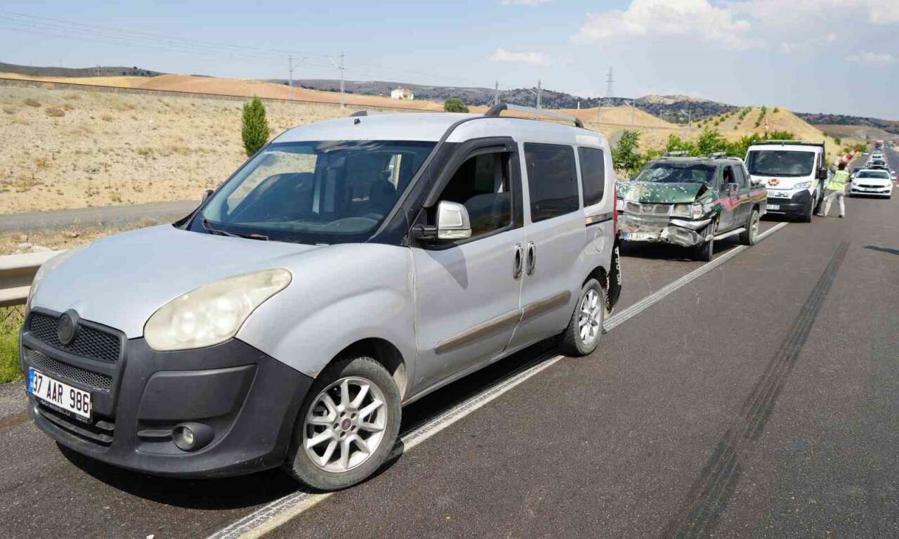 kirikkalede-yol-yapim-calismasinin-neden-oldugu-trafik-yogunlugunda-kamyonetin-hafif-ticari-araca-carptigi-kazada-5-kisi-yaralandi