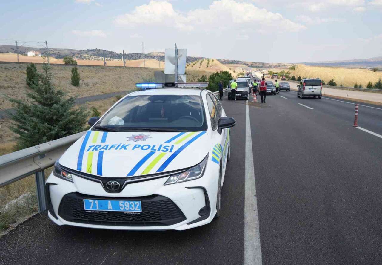 kirikkalede-yol-yapim-calismasinin-neden-oldugu-trafik-yogunlugunda-kamyonetin-hafif-ticari-araca-carptigi-kazada-5-kisi-yaralandi