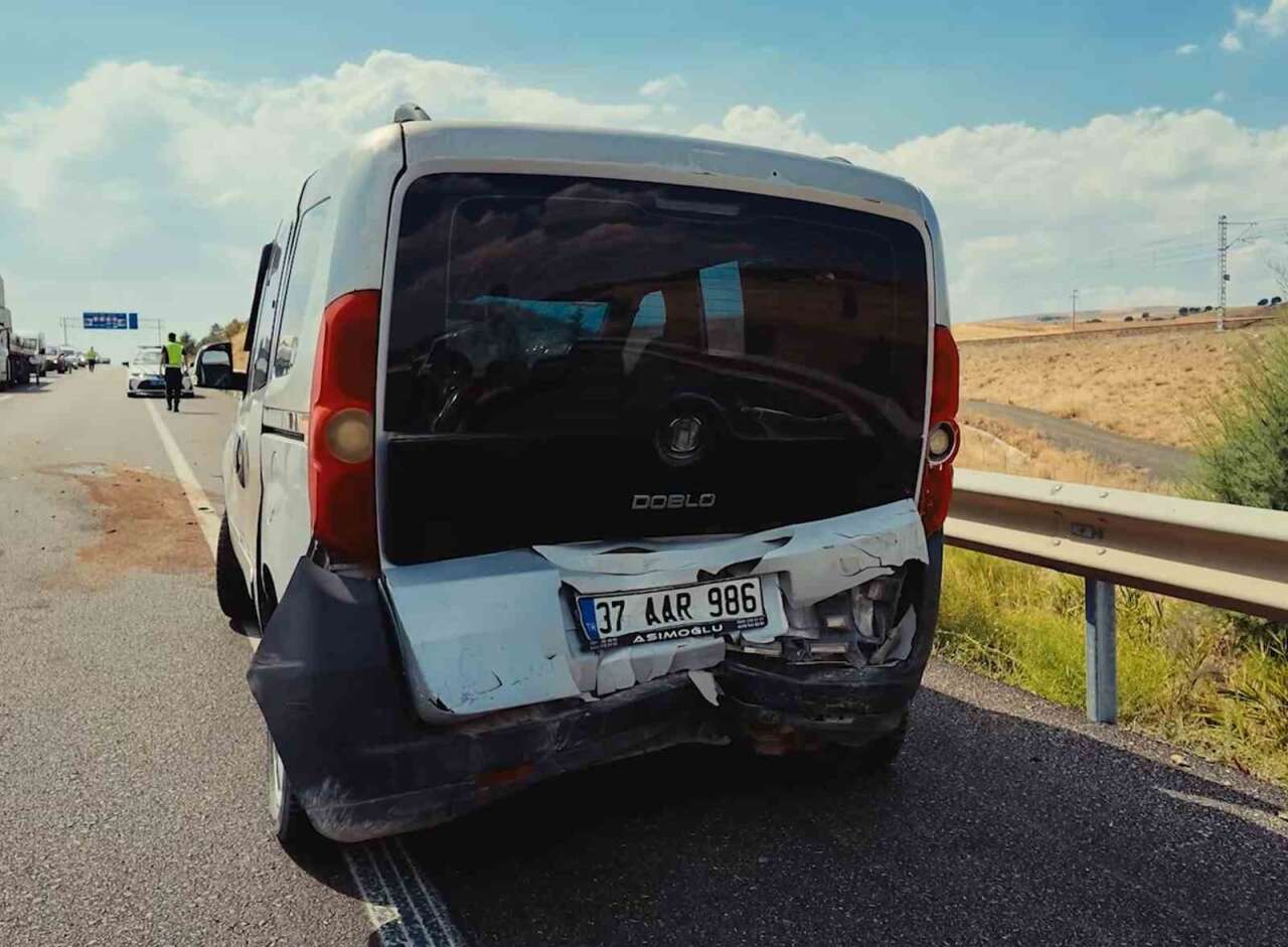 kirikkalede-yol-yapim-calismasinin-neden-oldugu-trafik-yogunlugunda-kamyonetin-hafif-ticari-araca-carptigi-kazada-5-kisi-yaralandi
