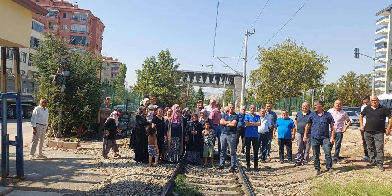 kirikkalede-vatandaslar-isyan-etti-tren-yolunu-kapatti-2
