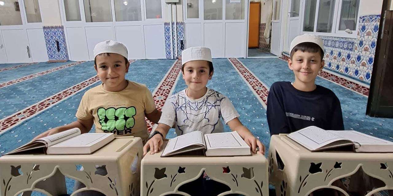 karaahmetli-koyunun-ezanini-gencler-okuyor-3