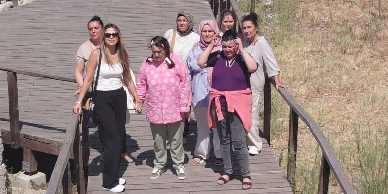 ozel-gereksinimli-bireylerin-gezisinde-duygu-dolu-anlar-2