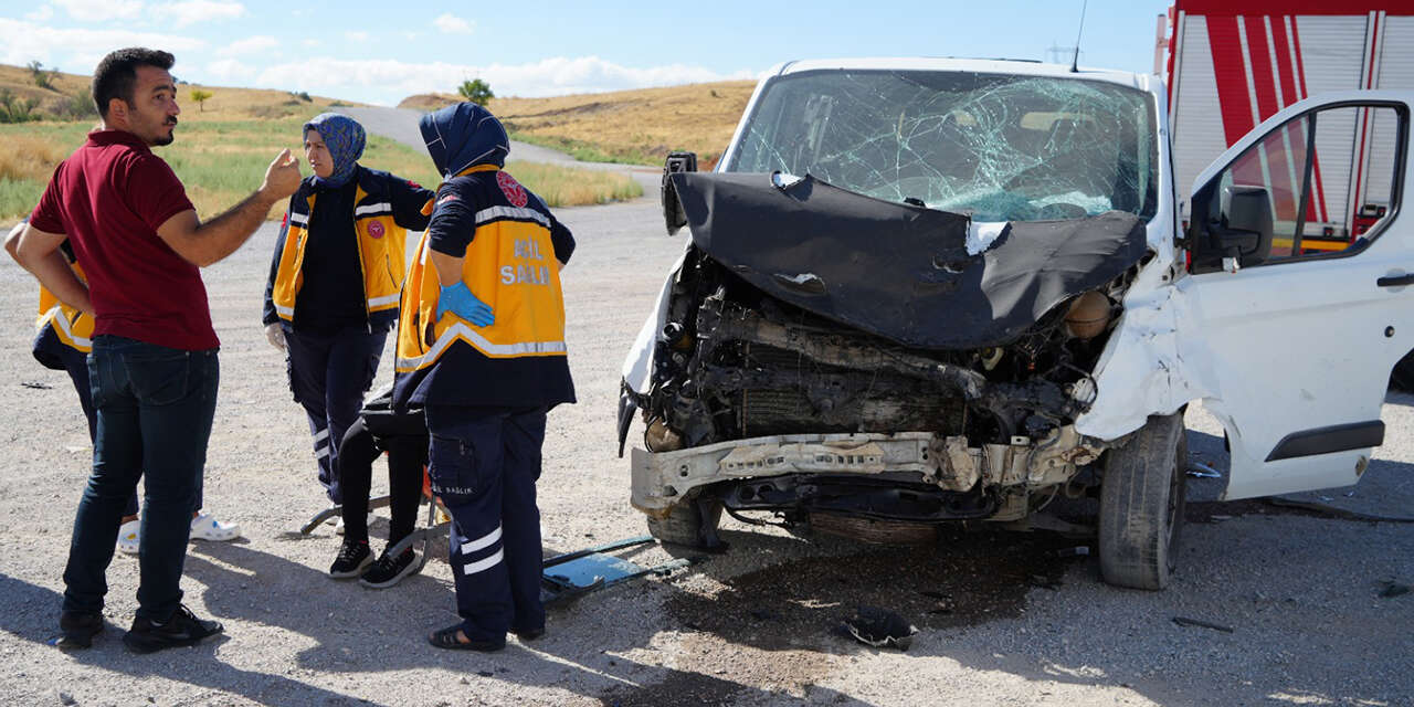 yahsihanda-can-pazari-minibus-ile-otomobil-carpisti-1
