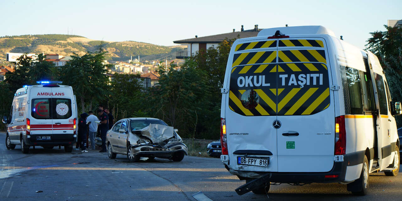minibus-ile-otomobil-carpisti-2